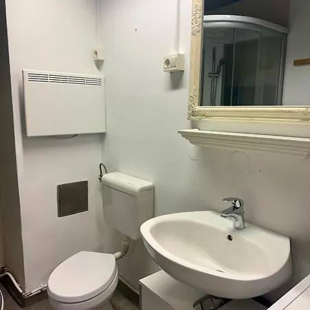 Apartment Historic Beneath The Castle In The Old Centre