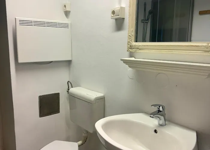 דירה Historic Beneath The Castle In The Old Centre